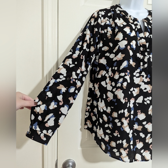 NWT Zac & Rachel Medium printed split neck top - Picture 3 of 7